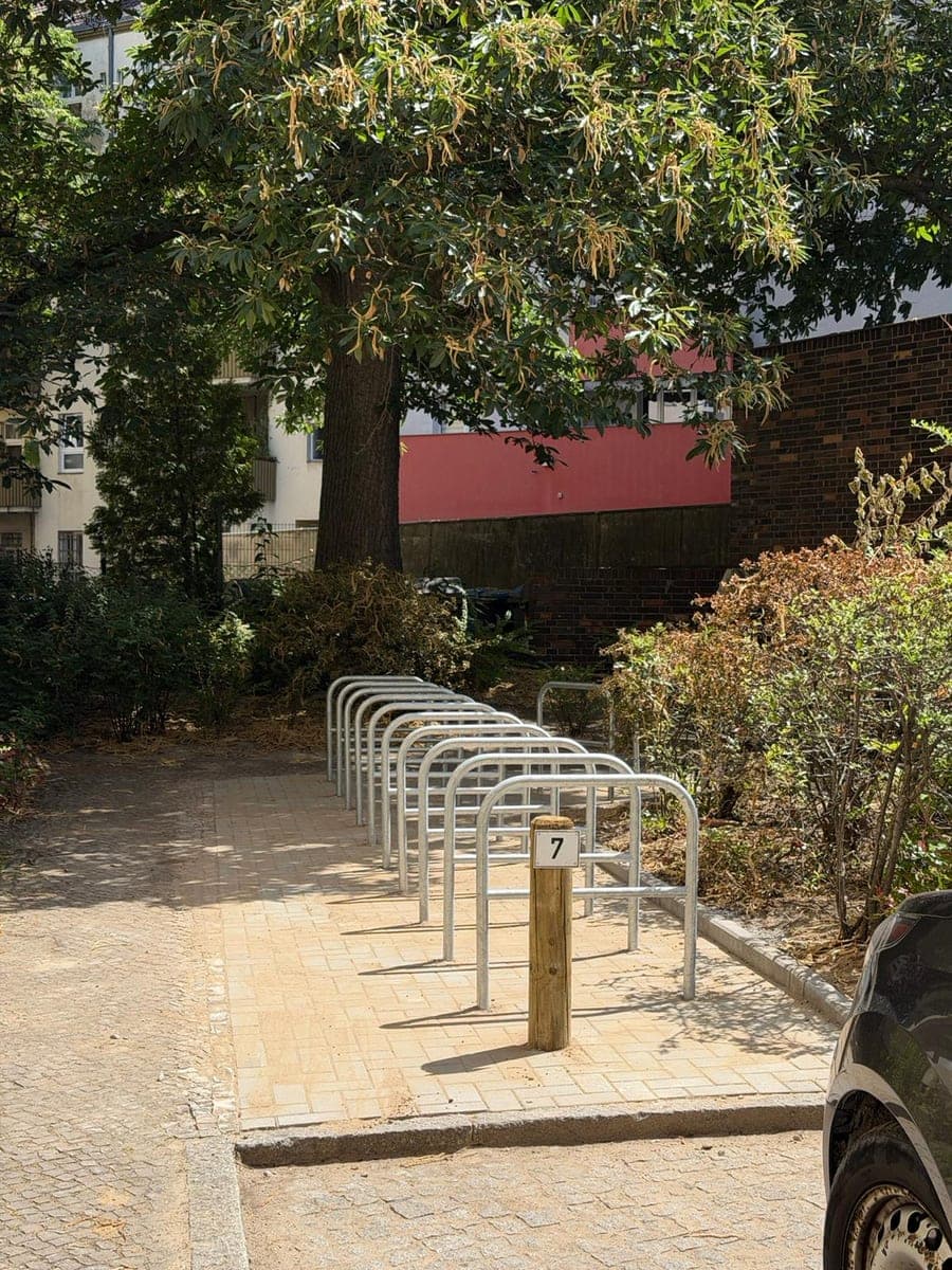 Reihe neuer Fahrradständer auf befestigtem Untergrund an derselben Stelle